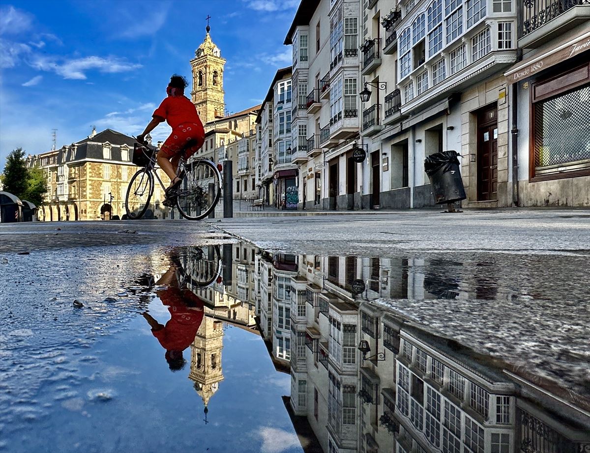 Imagen de una cicloturista en Vitoria-Gasteiz