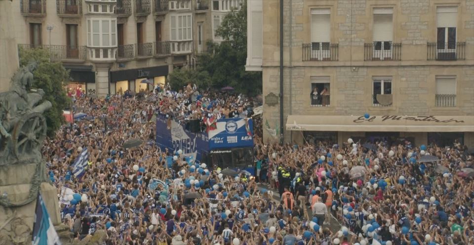 Alavesen igoraren ospakizuna Andre Mari Zuriaren Plazan. Luis García Plaza. Argazkia: ETB bideotik aterata