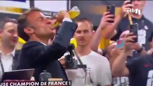 Macron, criticado por fanfarronear con el alcohol en la celebración de la final de la liga de rugby