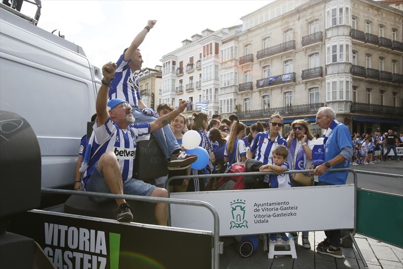 Alavesen igoraren ospakizuna Andre Mari Zuriaren Plazan. Argazkia: Javier Martín