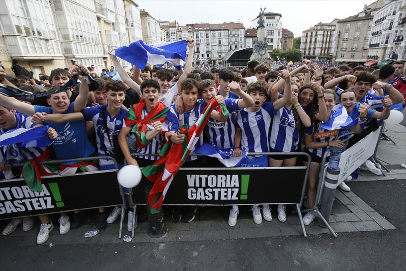 Alavesen igoraren ospakizuna Andre Mari Zuriaren Plazan. Argazkia: Javier Martín