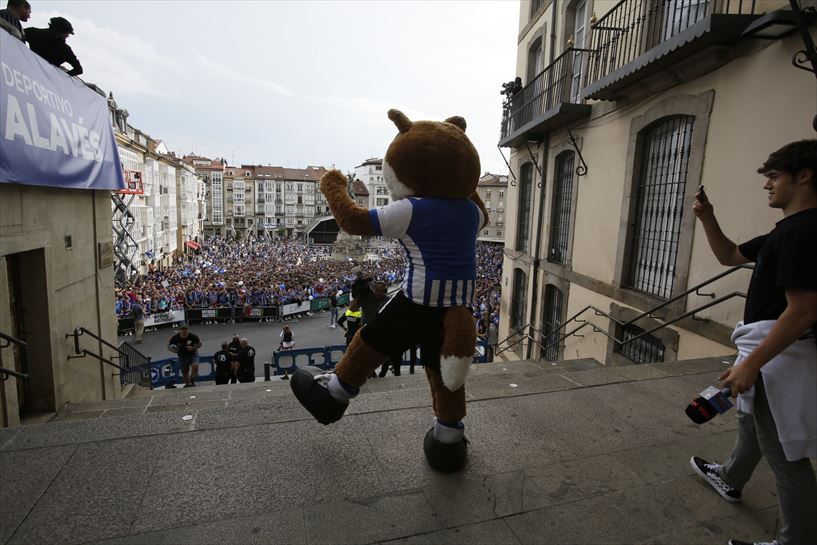 Alavesen igoraren ospakizuna Andre Mari Zuriaren Plazan. Argazkia: Javier Martín