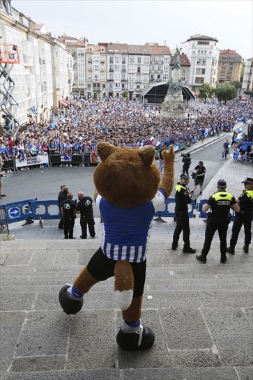 Alavesen igoraren ospakizuna Andre Mari Zuriaren Plazan. Argazkia: Javier Martín