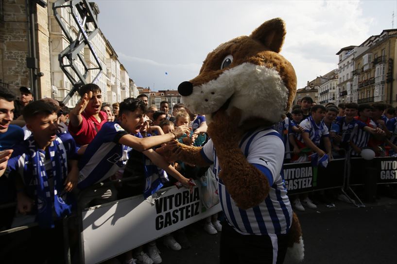Alavesen igoraren ospakizuna Andre Mari Zuriaren Plazan. Argazkia: Javier Martín