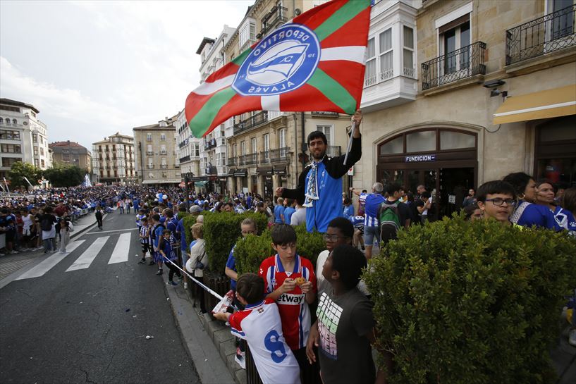 Alavesen igoraren ospakizuna Andre Mari Zuriaren Plazan. Argazkia: Javier Martín