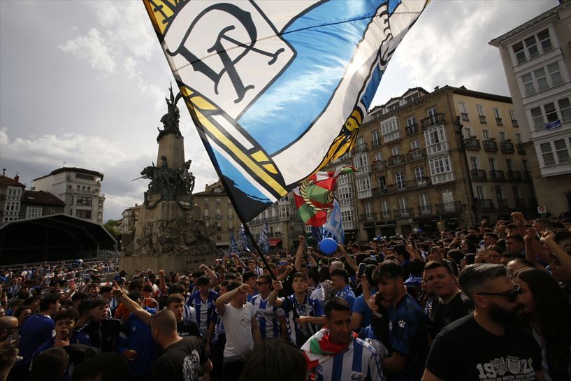 Alavesen igoraren ospakizuna Andre Mari Zuriaren Plazan. Argazkia: Javier Martín