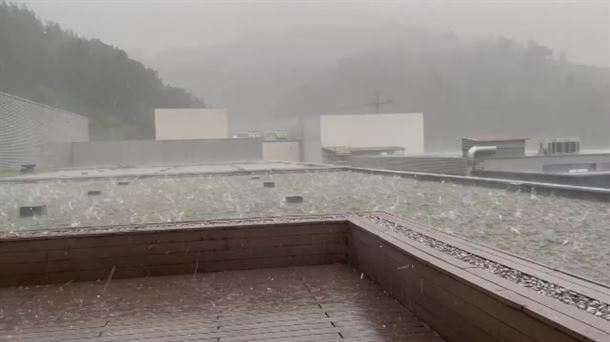 Granizada en Elgoibar. Imagen obtenida de un vídeo de Iker Arostegi.