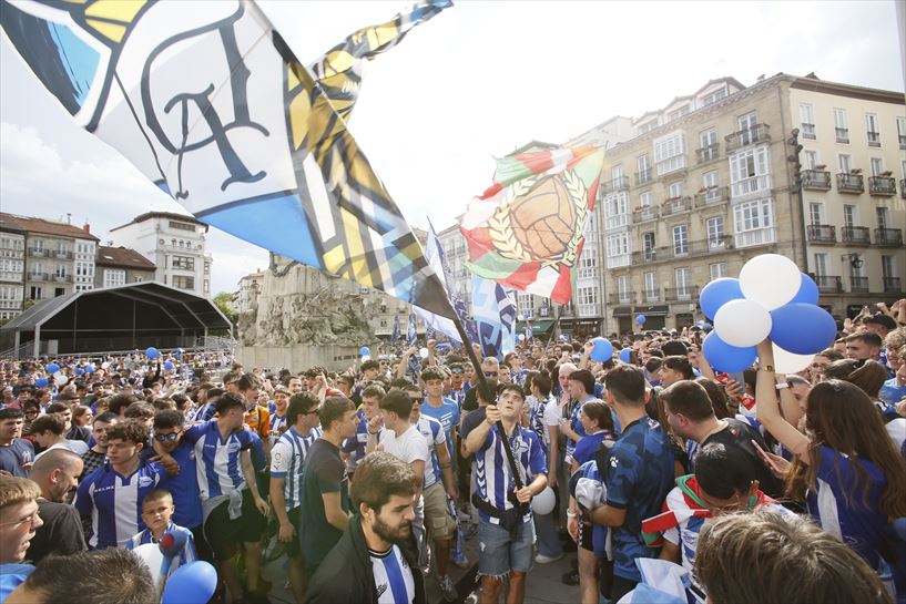Alavesen igoraren ospakizuna Andre Mari Zuriaren Plazan. Argazkia: Javier Martín