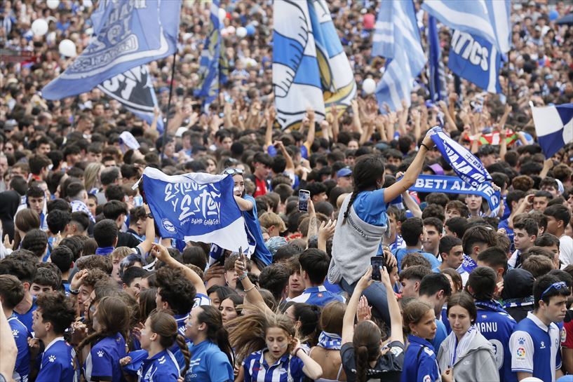 Alavesen igoraren ospakizuna Andre Mari Zuriaren Plazan. Argazkia: Javier Martín