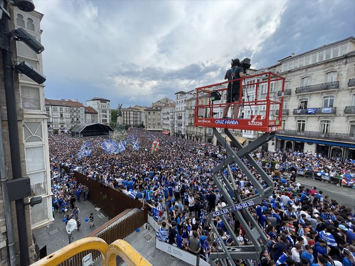 Alavesen igoraren ospakizuna Andre Mari Zuriaren Plazan. Argazkia: Javier Martín
