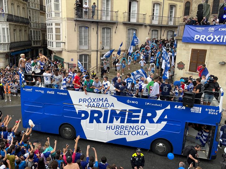 Alavesen igoraren ospakizuna Andre Mari Zuriaren Plazan. Argazkia: Javier Martín