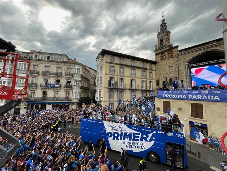 Alavesen igoraren ospakizuna Andre Mari Zuriaren Plazan. Argazkia: Javier Martín