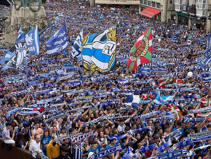 Alavesen igoraren ospakizuna Andre Mari Zuriaren Plazan. Argazkia: Javier Martín