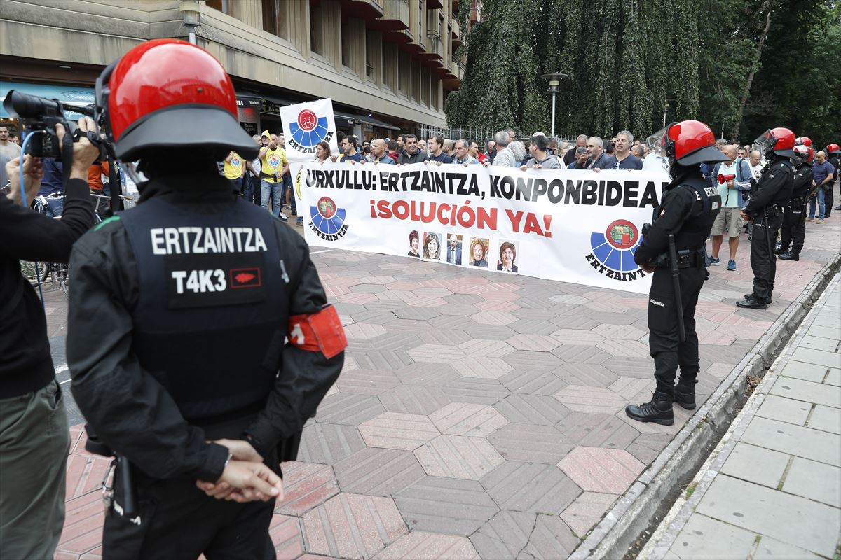 Los ertzainas vuelven a protestar frente al Parlamento Vasco y cortan a circulación del tranvía