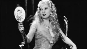 Mae West: la reina del escándalo que agitó la sociedad norteamericana a golpe de cadera