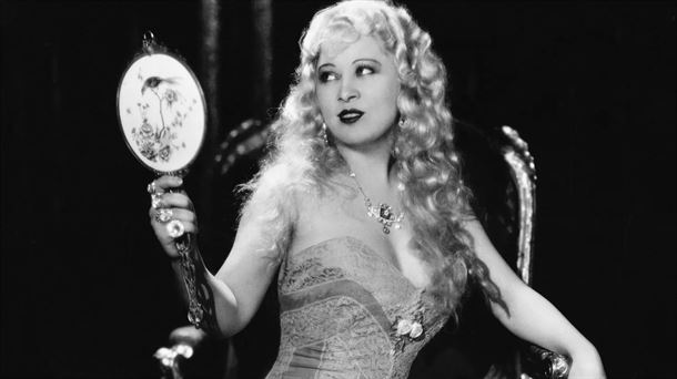 Mae West: la reina del escándalo que agitó la sociedad norteamericana a golpe de cadera