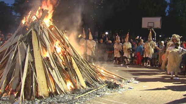 Hoguera de San Juan en Judimendi (Vitoria-Gasteiz)