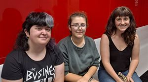 EHUn adimen artifiziala ikasten ari diren ikasle eta irakaslearekin solasean