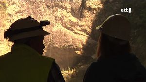 Europan dagoen lurpeko kaltzita meategi bakarrean izan gara, Enkarterrin