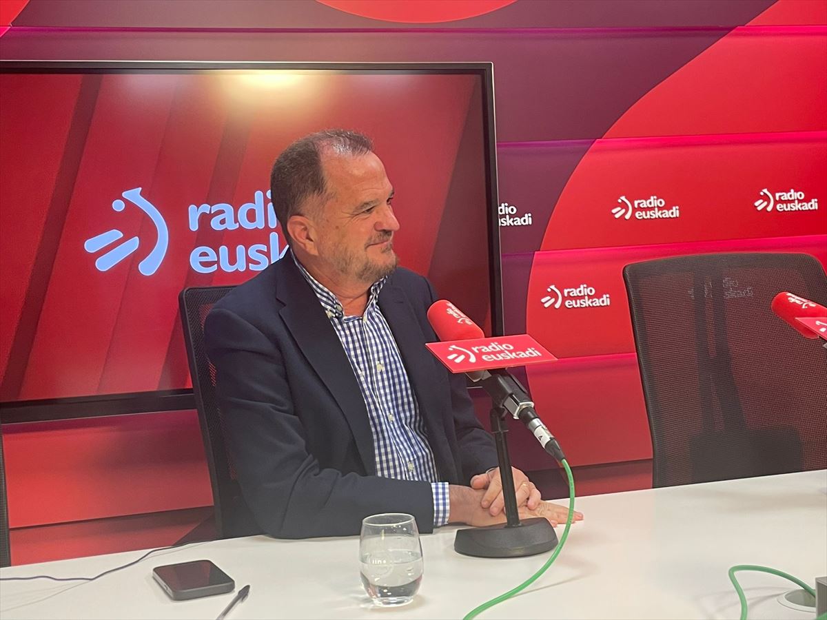 El presidente del PP vasco, Carlos Iturgaiz, en Radio Euskadi