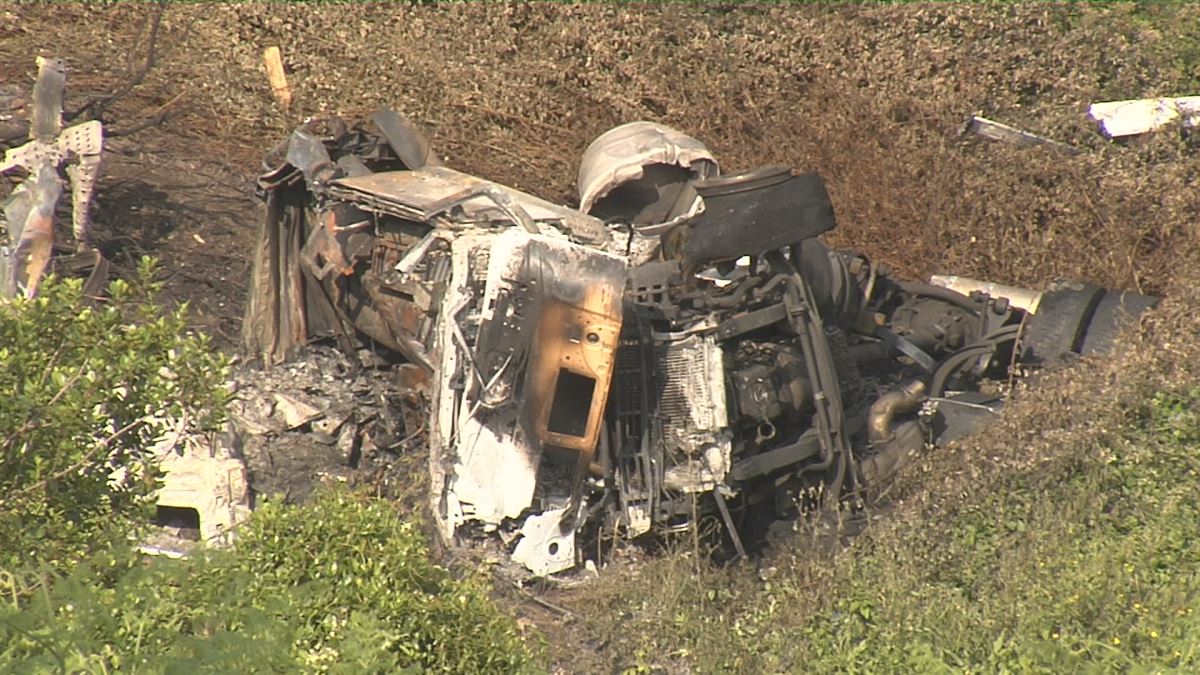 El camión accidentado. Imagen obtenida de un vídeo de EITB Media.