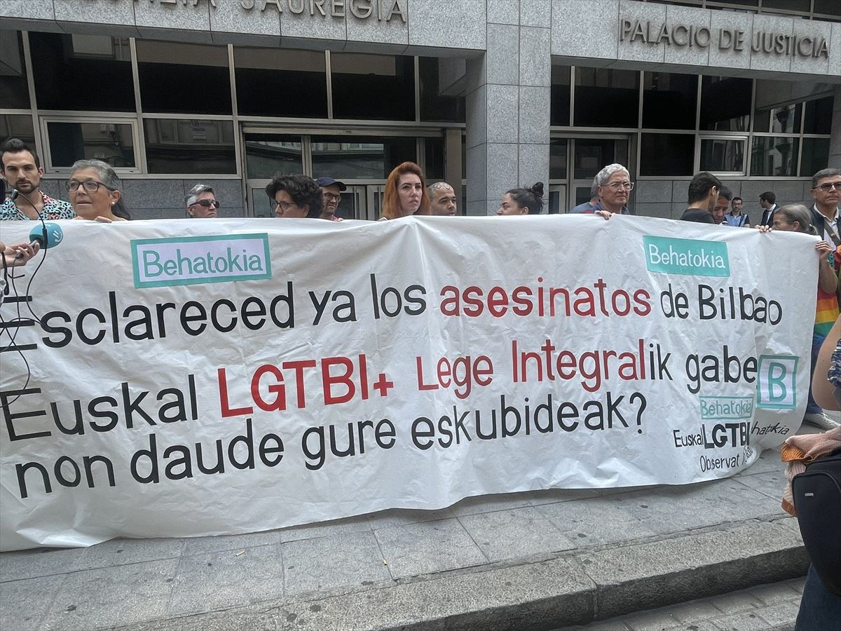 LGTBI+ Euskal Behatokiaren kontzentrazioa Bilboko Epaitegien aurrean. Argazkia: @uriolaeus