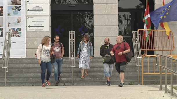 Representantes sindicales a la salida de la reunión de la Mesa de Osakidetza. Imagen: EITB