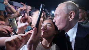 Vladimir Putin jura de nuevo su cargo en un… ''yo me lo guiso y yo me lo como''