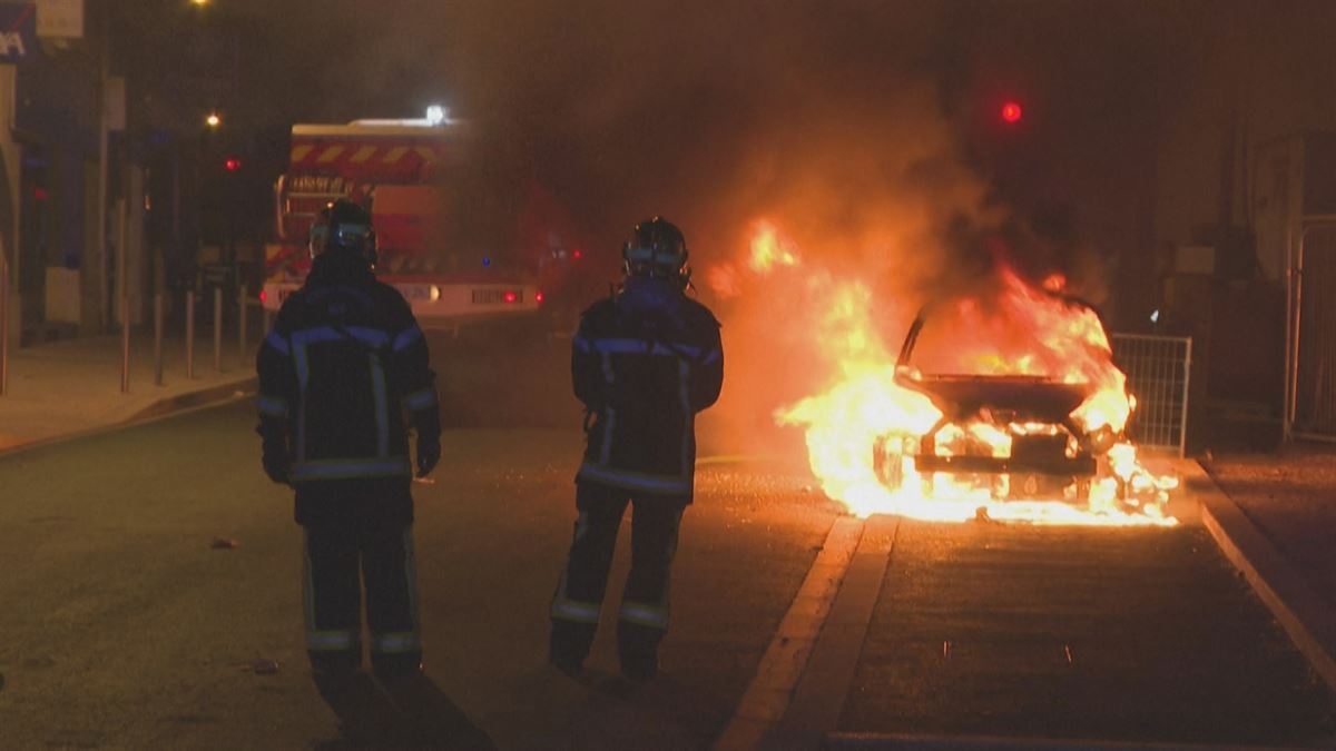 Tercera noche consecutiva de disturbios que vive Francia. Foto: EFE