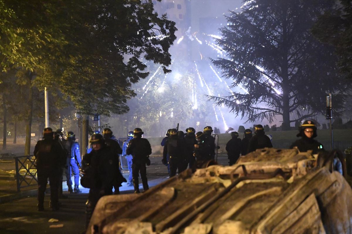 Tercera noche consecutiva de disturbios que vive Francia. Foto: EFE