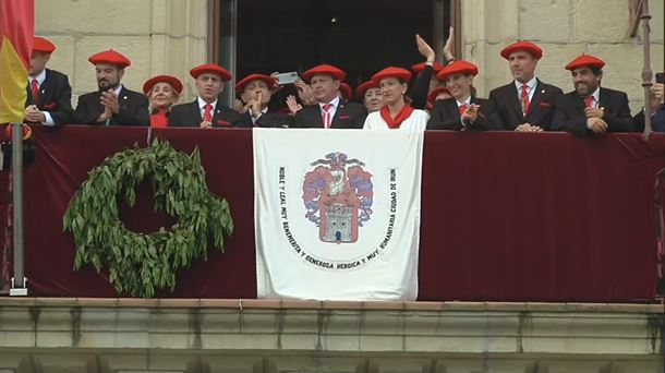 Santano recibe al Alarde igualitario. Imagen obtenida de un vídeo de EITB Media.