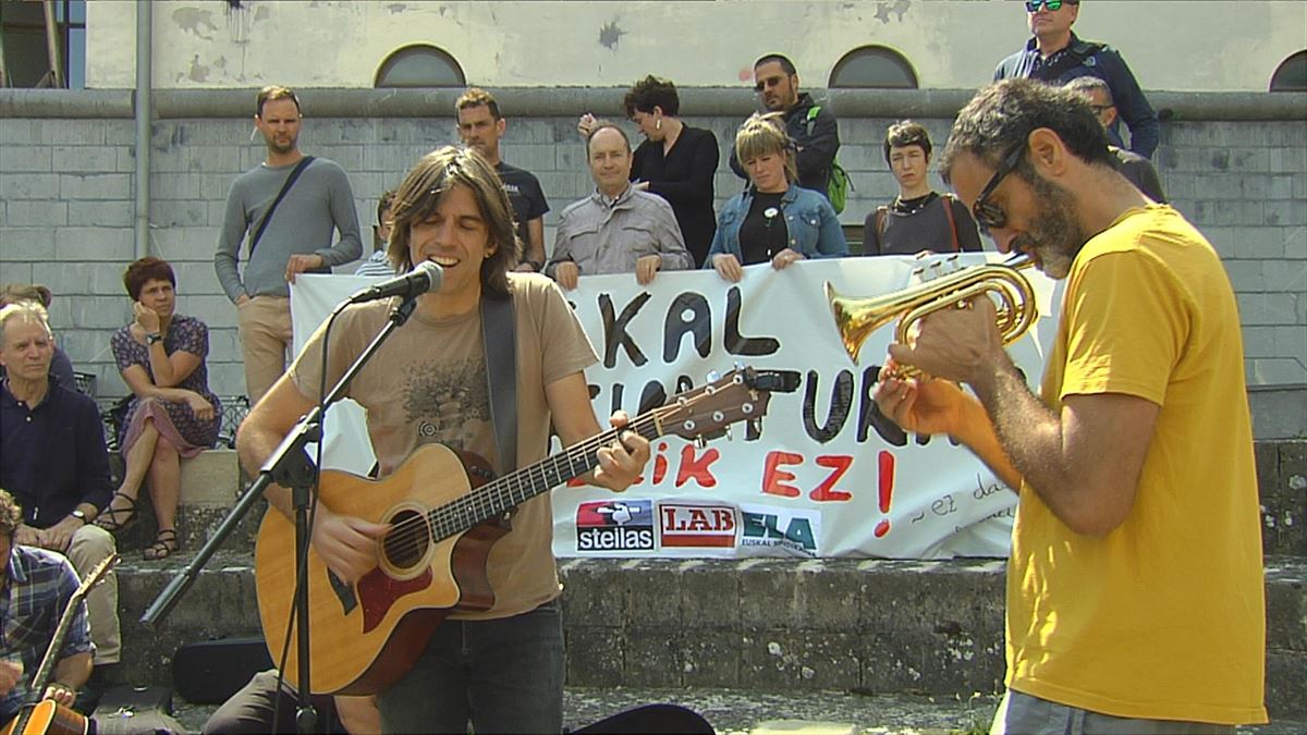 Jon Gurrutxaga y Amorante, en la comparecencia en Pamplona para apoyar Musikariak Ikastetxeetan