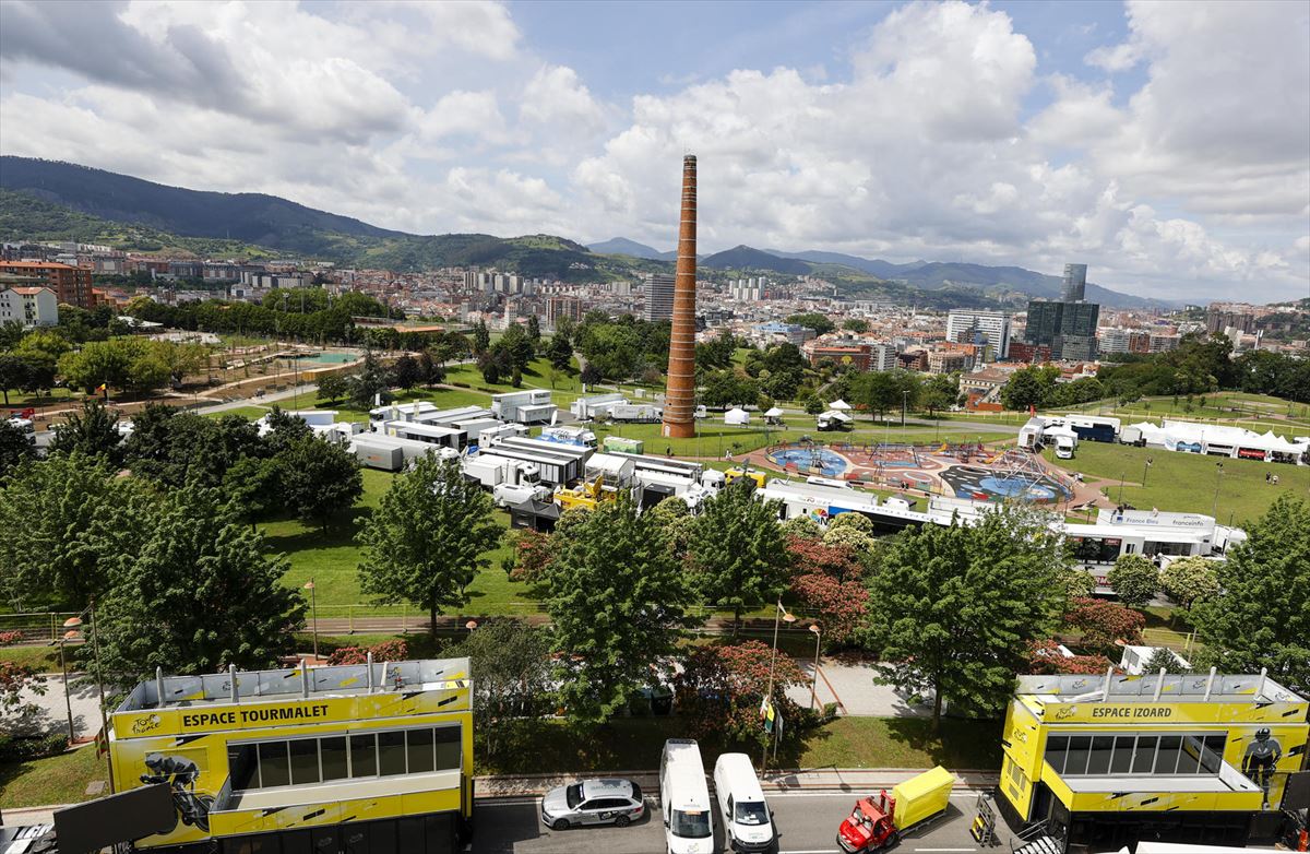 Tourreko kamioiak eta komunikabideenak Bilboko Etxebarria parkean. Argazkia: EFE