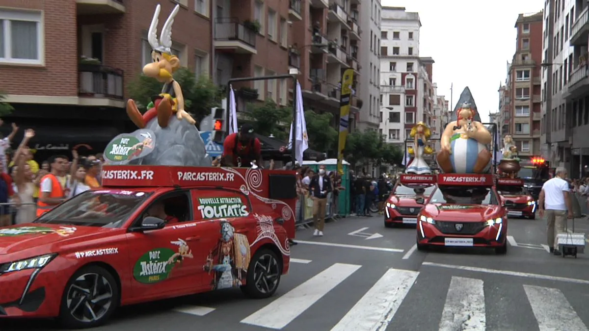 Ambiente inmejorable en San Mam s con el paso de la caravana del Tour