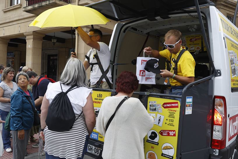 Hainbat zale produktu ofizialak erosten 1. etapan. Argazkia: EFE