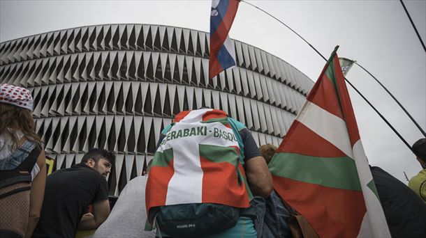 Miles de ikurriñas con el mensaje ''Euskal Herriak erabaki - Basques decide'' se ven ya en la calle.