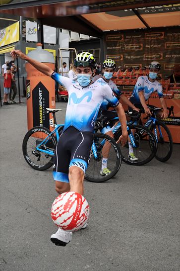  Ruben Guerreiro baloiarekin jolasten 1. etapan. Argazkia: EFE