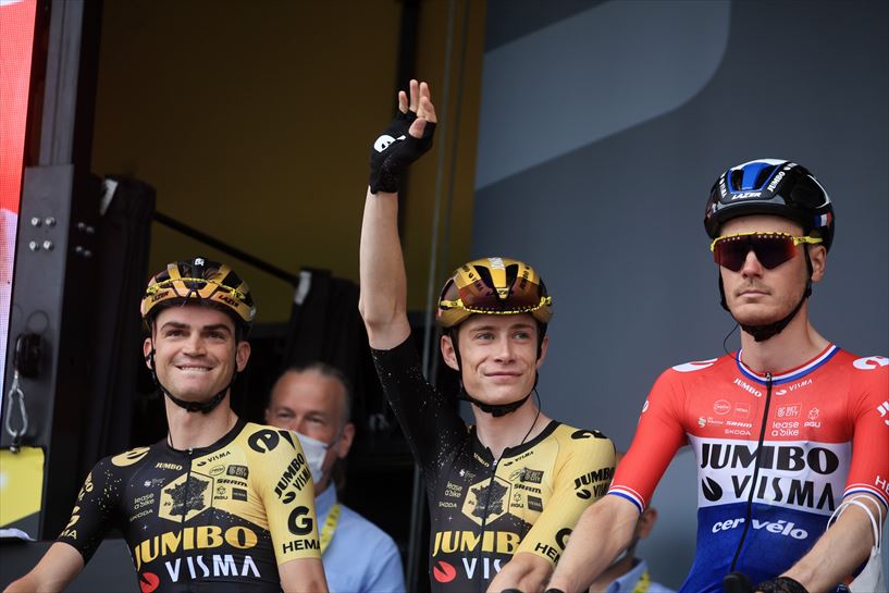 Sepp Kuss, Jonas Vingegaard eta Dylan Baarle 1. etapan. Argazkia: EFE