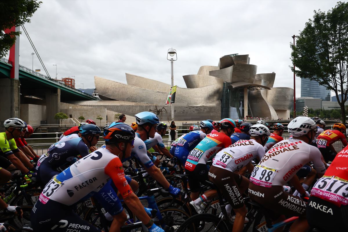 El pelotón del Tour de Francia, con el museo Guggenheim al fondo