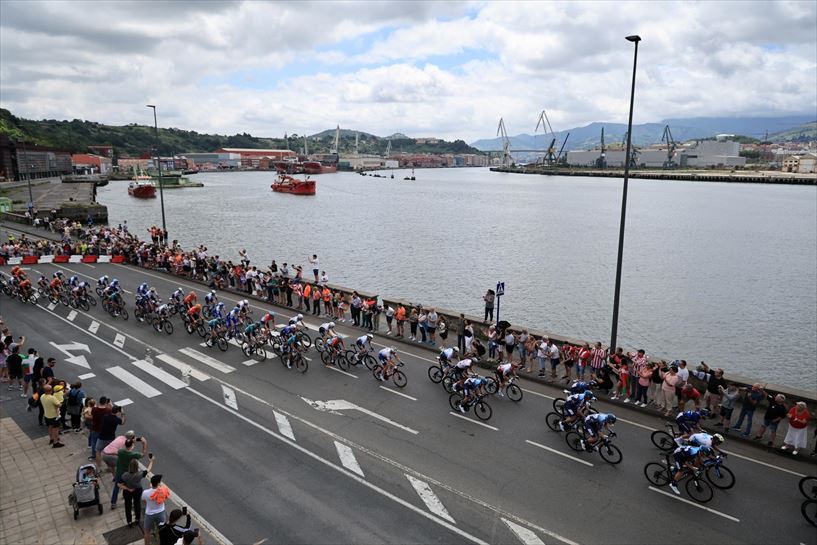 1. etapako tropela. Argazkia: EFE