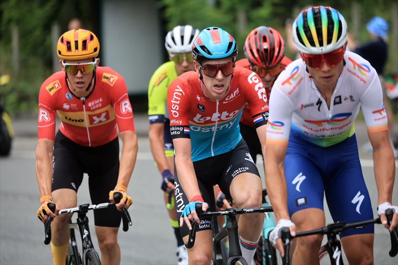 Jonas Gregaard, Lilian Calmejane eta Pascal Eenkhoorn 1. etapan. Argazkia: EFE