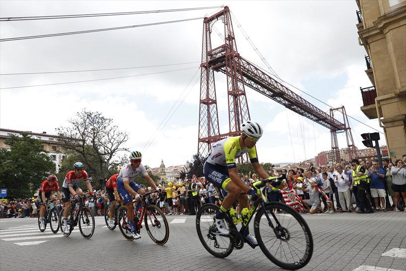 1. etapako tropela. Argazkia: EFE