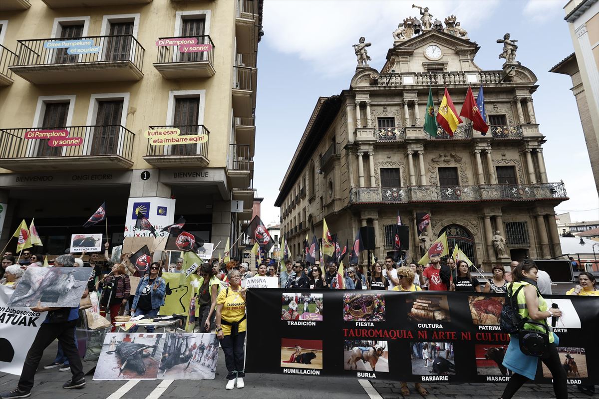 "Animalien sufrimendurik gabeko" San Fermin jaiak aldarrikatzeko protesta, Iruñean. Argazkia: EFE