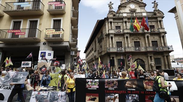 "Animalien sufrimendurik gabeko" San Fermin jaiak aldarrikatzeko protesta, Iruñean. Argazkia: EFE