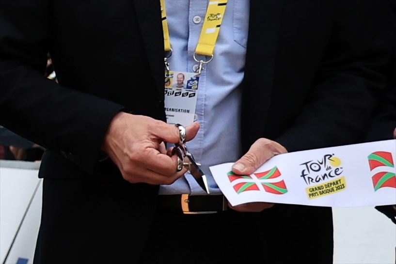  Christian Prudhomme 1. etapako irteera zinta mozten. Argazkia: EFE