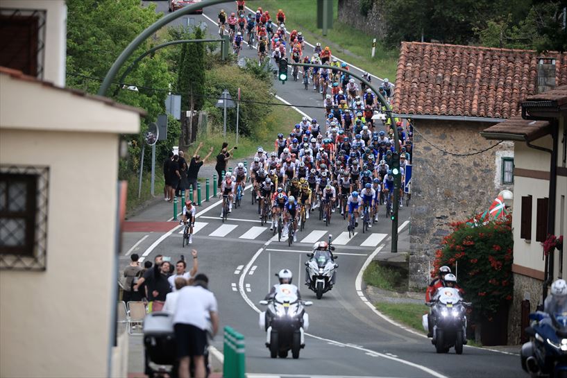 1. etapako tropela. Argazkia: EFE