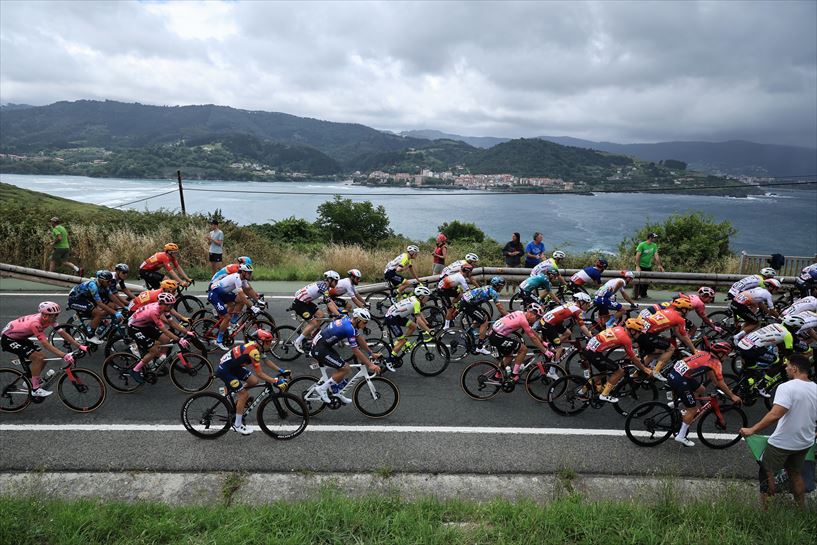 1. etapako tropela. Argazkia: EFE