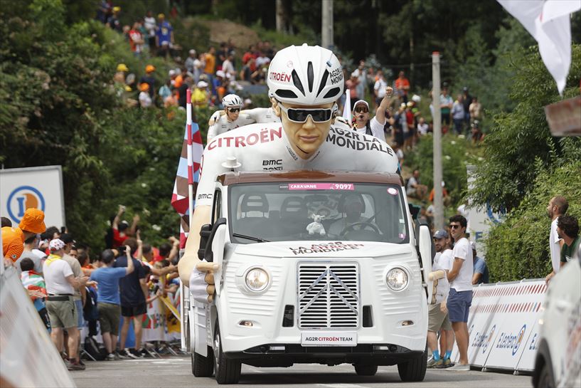 Tadej Pogacarren furgoneta 1. etapan. Argazkia: EFE