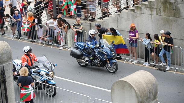 54 motoristas de la Ertzaintza realizan labores de acompañamiento en el Tour. Foto: EFE