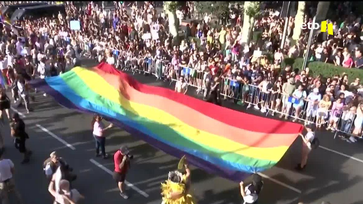 Bandera arcoíris gigante en Madrid